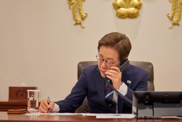 이재명 대통령은 12일 르엉 끄엉 베트남 국가주석과 취임 후 첫 전화 통화를 했다. 사진은 이 대통령이 지난 11일 서울 용산구 대통령실 청사 집무실에서 페트르 피알라 체코 총리와 전화 통화를 하는 모습. 사진=이재