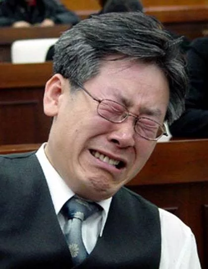 이재명 변호사가 2004년 3월 성남시의회에서 성남시립병원 설립 주민발의 조례안이 무기한 심의 보류되자 울음을 터뜨리고 있다.