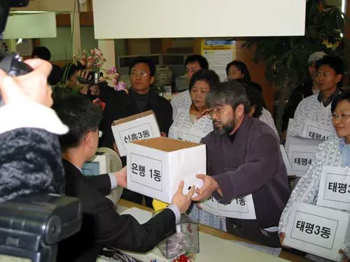 2023년 12월 19일, 환자복을 입은 성남시립병원설립추진위 관계자들이 조례제정청구를 성남시에 접수하는 모습