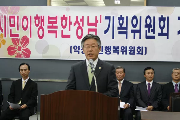 민선 5기 성남시장으로 당선된 이재명 변호사가 2010년 6월 8일 성남시 구시청 2층에서 기자회견을 연 모습입니다. 연단에서 발표 중인 이 당선자의 뒤로 “시민이 행복한 성남 기획위원회 기자회견” 현수막이 걸려 있습니다.