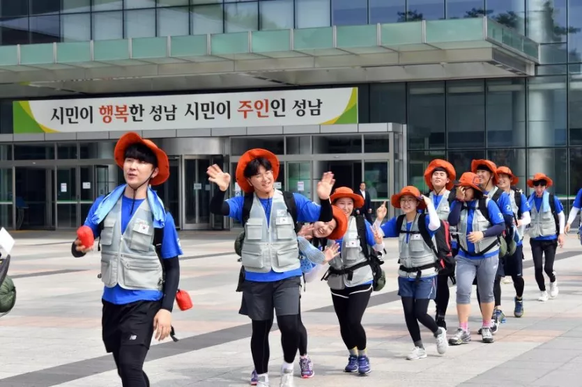 청사 입구에 ‘시민이 행복한 성남, 시민이 주인인 성남’ 표어를 내걸고 있는 성남시청