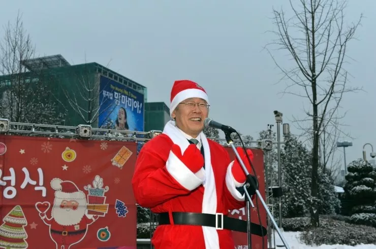 2012년 12월, 사랑의 성탄 산타 대작전에 산타클로스 복장으로 봉사하는 이재명 성남시장