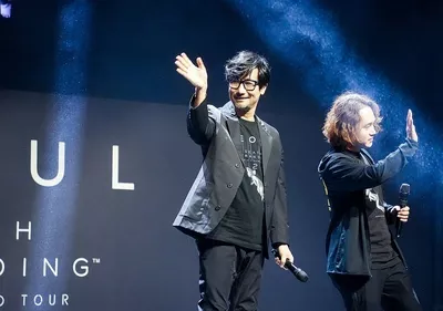 인사하는 코지마 히데오 감독 사진입니다.