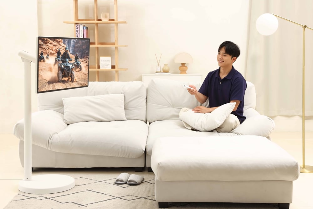 삼성전자 모델이 무빙스타일 엣지를 체험하고 있다.
