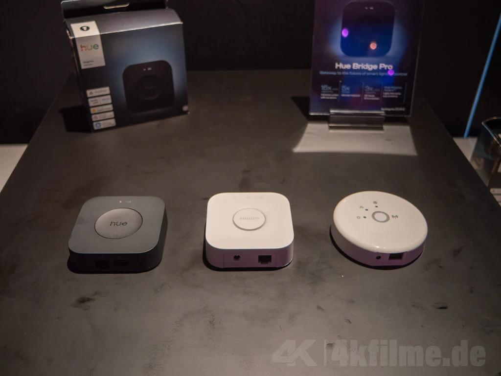 Philips Hue Bridge의 진화: (오른쪽부터) Hue Bridge Generation One, Hue Bridge, Hue Bridge Pro