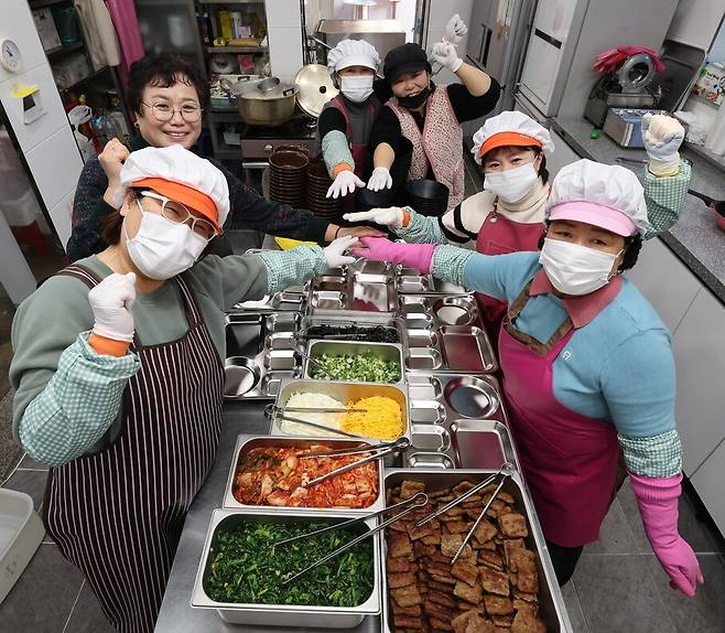 홍승임(54, 앞줄 왼쪽부터 시계방향으로), 이영순(61), 김선연(74), 채현혜(52), 김혜란(62), 홍순옥(73)씨가 지난 13일 오전 경남 창원 진해구 ‘500원 식당’에서 조리를 마친 뒤 기념사진을 찍고 있다. 김혜윤 기자 <a target=