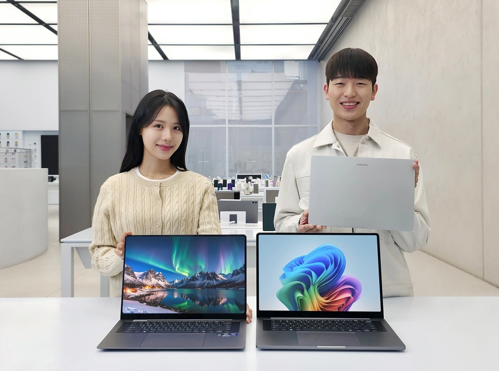 삼성전자 모델이 27일 국내 출시한 AI PC ‘갤럭시 북6 울트라’와 ‘갤럭시 북6 프로’를 소개하는 모습