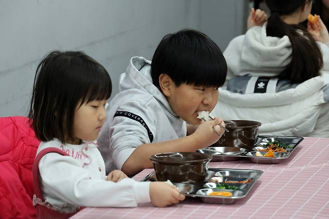 홍승임(54, 앞줄 왼쪽부터 시계방향으로), 이영순(61), 김선연(74), 채현혜(52), 김혜란(62), 홍순옥(73)씨가 지난 13일 오전 경남 창원 진해구 ‘500원 식당’에서 조리를 마친 뒤 기념사진을 찍고 있다. 김혜윤 기자 <a target=