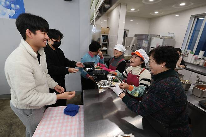 홍승임(54, 앞줄 왼쪽부터 시계방향으로), 이영순(61), 김선연(74), 채현혜(52), 김혜란(62), 홍순옥(73)씨가 지난 13일 오전 경남 창원 진해구 ‘500원 식당’에서 조리를 마친 뒤 기념사진을 찍고 있다. 김혜윤 기자 <a target=