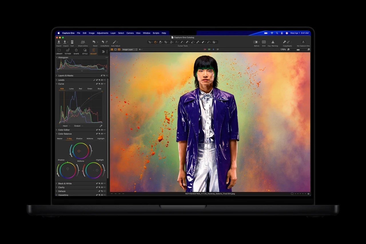 Capture One 편집 화면를 표시하는 열린 상태의 새로운 MacBook Pro.