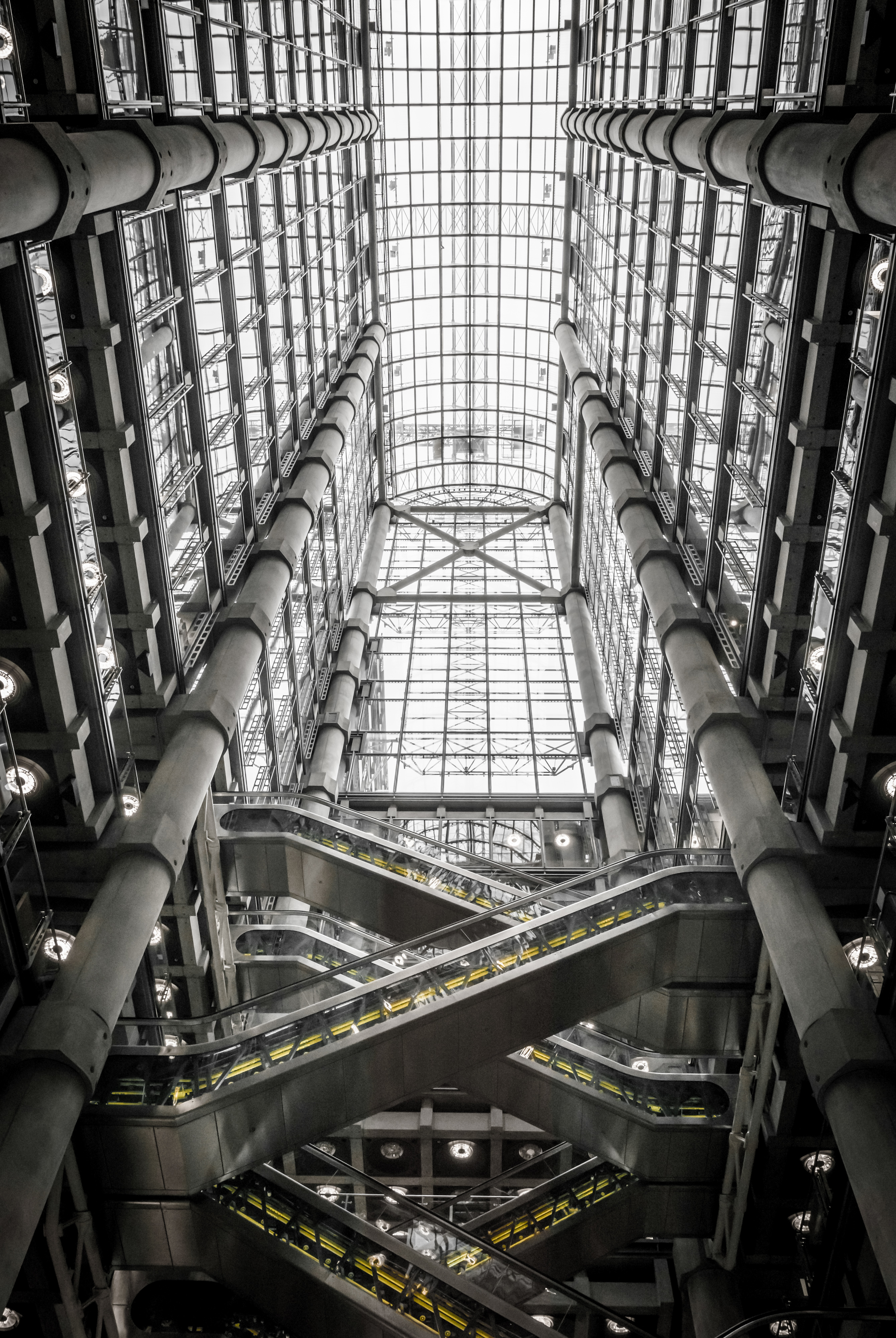 Lloyd's_Building_-_Atrium_looking_up.jpg