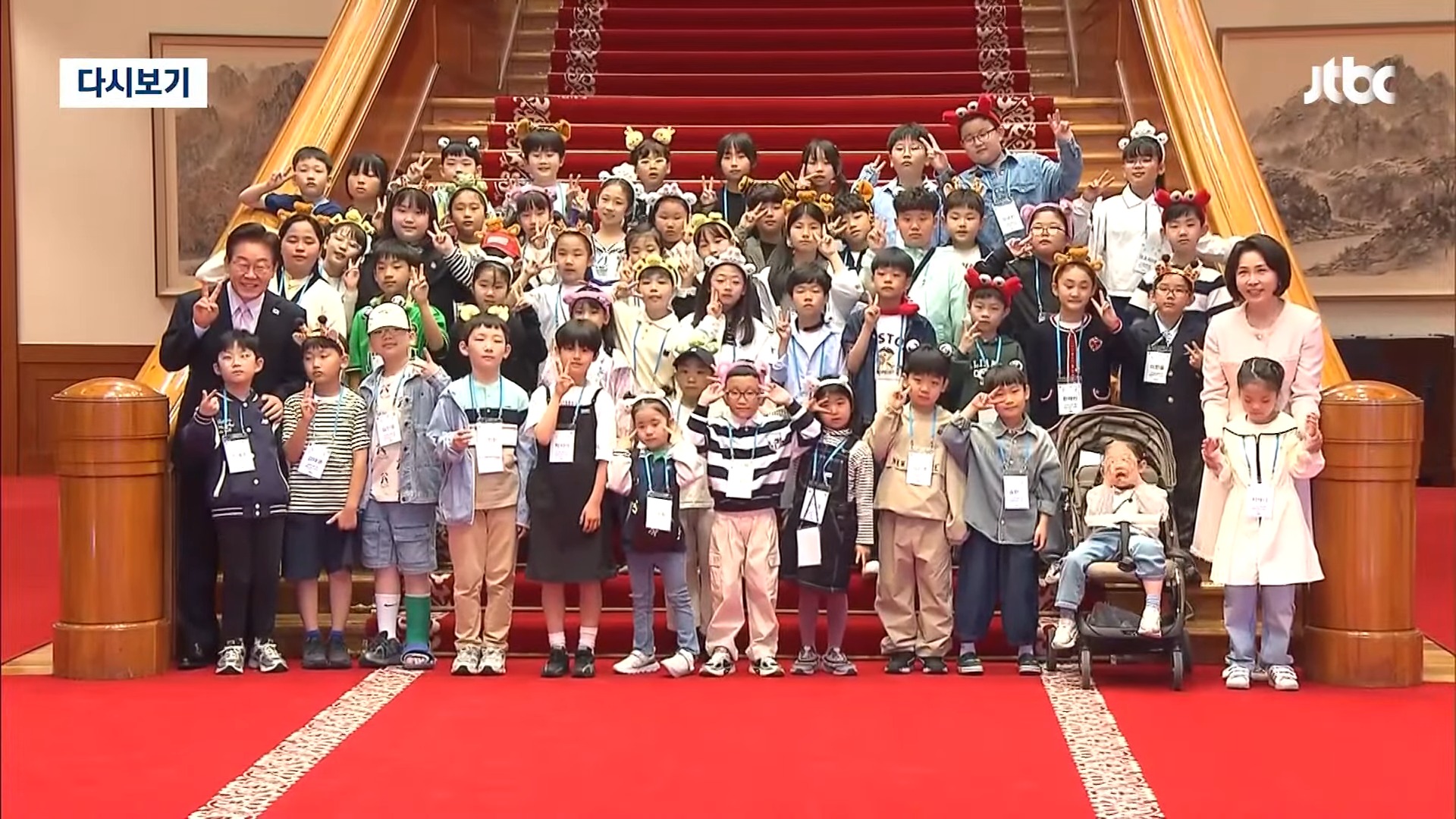 [LIVE] 이 대통령, 청와대에서 어린이날 행사 개최…200명 초청해 녹지원에서 놀이 시간 [이슈현장] _ JTBC News 8-55 screenshot.jpg