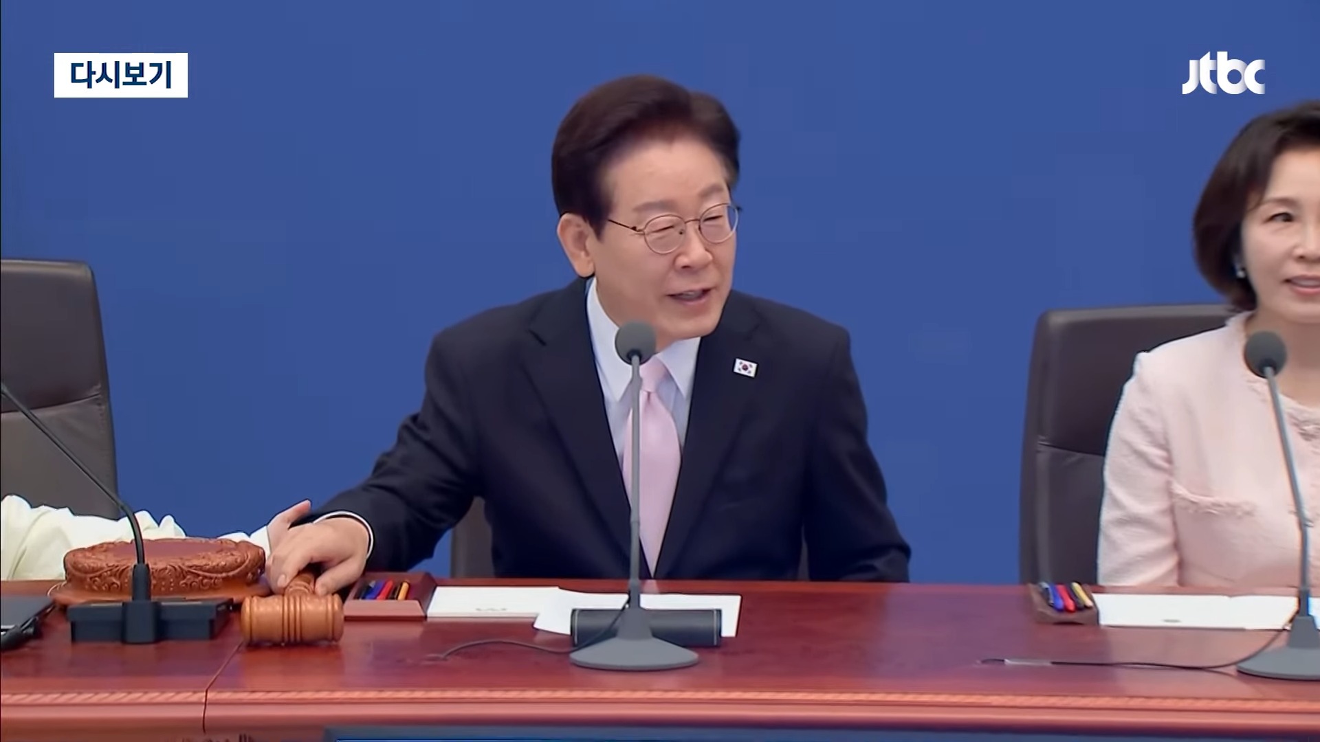 [LIVE] 이 대통령, 청와대에서 어린이날 행사 개최…200명 초청해 녹지원에서 놀이 시간 [이슈현장] _ JTBC News 12-16 screenshot.jpg