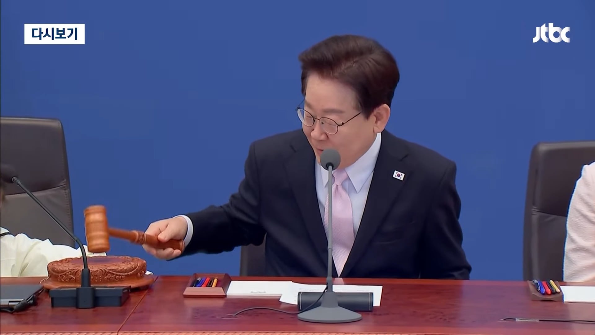[LIVE] 이 대통령, 청와대에서 어린이날 행사 개최…200명 초청해 녹지원에서 놀이 시간 [이슈현장] _ JTBC News 12-19 screenshot.jpg