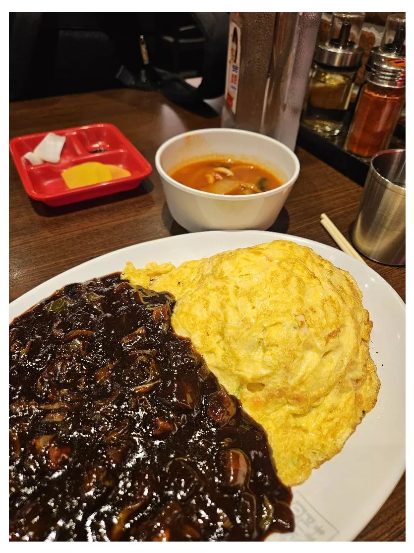 홍콩반점 달걀 올려진 짜장 소스 짜장밥